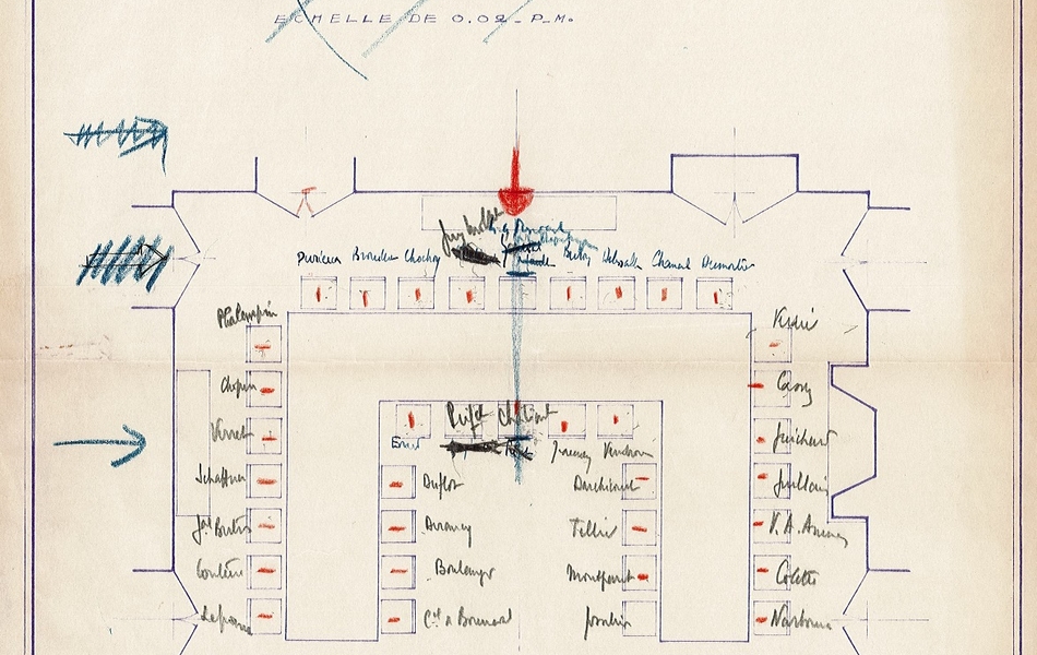 Plan manuscrit d'une table en forme de U. 