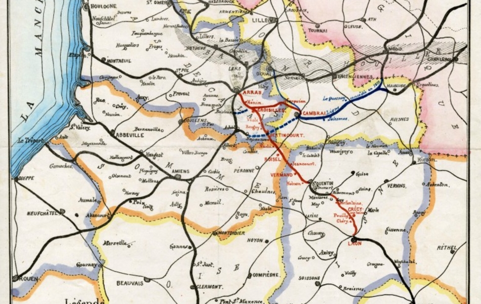 Carte en couleur du nord de la France jusque Paris et d'une partie de la Belgique. Les villes sont reliées par des tracés de différentes couleurs (rouge, bleu, noir) dont voici la légende : trait noir épais "voies directes de l'Est, de Paris, du Centre, de l'Ouest, et de la mer allant vers le Nord (Bruxelles, Mons, Charleroi, etc) par Arras". Trait noir fin "Voies de fer ordinaires". Trait rouge "Chemin de fer d'Arras à Laon et d'Arras à Marquion-Cambrai, avec Arras tête de ligne". Trait bleu continu "Ligne concédée à la Compagnie du Nord en 1871". Trait bleu en pointillé "Prolongement du chemin de fer d'Achiet-Bapaume jusque Cambrai par Marcoing et chemin de fer de Boisleux à Marquion-Cambrai avec embranchement à Boisleux. Dressé par le soussigné, Arras ce 4 avril 1874"