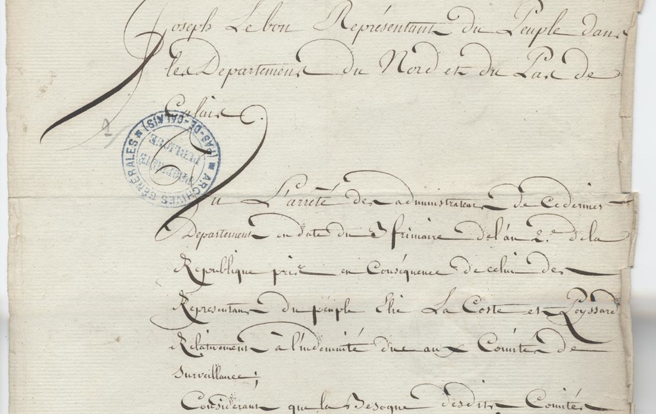 Document manuscrit sur lequel on lit "Au nom du peuple français, Joseph Lebon, Représentant du peuple dans les départements du Nord et du Pas-de-Calais. Vu l’arrêté des administrateurs de ce dernier département en date du 3 frimaire de l’an 2 de la République pris en conséquence de celui des Représentants du peuple Elie La Coste et Peyssard relativement à l’indemnité due aux comités de surveillance ; considérant que la besogne desdits comités est singulièrement diminuée dans les petites communes ; considérant que souvent même les comité de ces petites communes ont employé plus de temps à rédiger des certificats en faveur des aristocrates qu’à les mettre en arrestation. Considérant d’ailleurs que les agents nationaux près les districts et les dites communes chargées" […]
