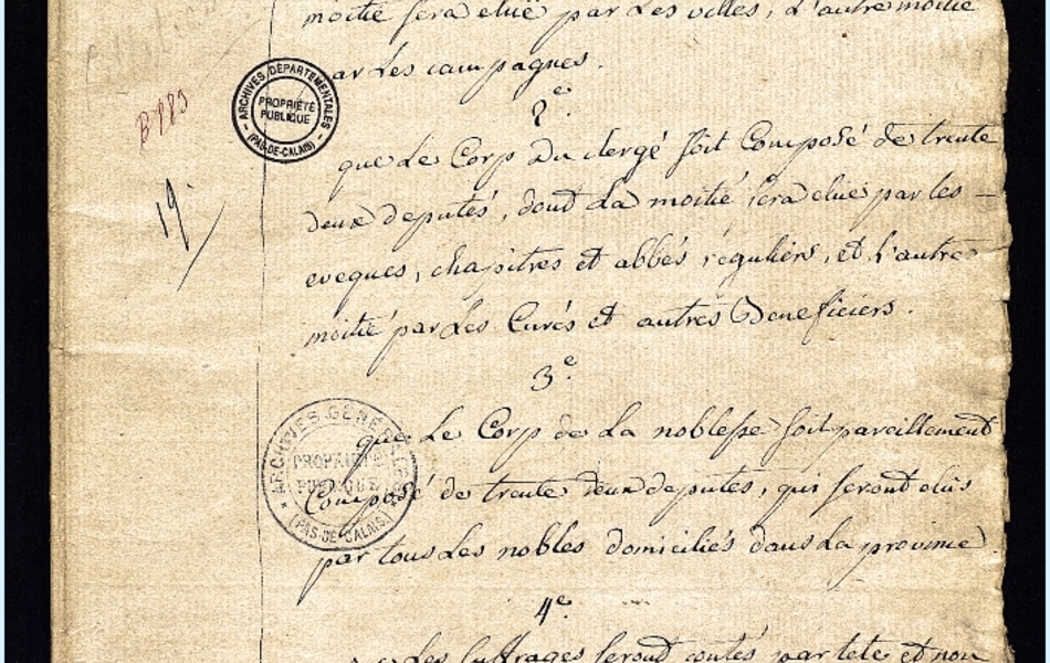 Texte manuscrit sur lequel on lit : "Document 1 : Cahier des doléances de la ville et comté d’Hénin Liétard, 28 mars 1789. Article 1. On demande que le corp du tiers état soit composé de soixante-quatre députés, dont la moitié sera élue par les villes, l’autre moitié par les campagnes. Article 2. Que le corp du Clergé soit composé de trente-deux députés dont la moitié sera élue par les évêques, chapitres et abbés et l’autres moitié par les curés et autres bénéficiers. Article 3. Que le corp de la noblesse soit pareillement composé de trente-deux députés qui seront élus par tous les nobles domiciliés dans la province. Article 4. Que les suffrages seront contés par tête et non par Ordre. Article 5. Que tous les deux ans il soit procédé à une nouvelle élection de la moitié des députés de chaque Ordre".