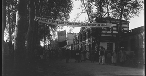 Photographie noir et blanc montrant un défilé. Au début du cortège, une banderole sur laquelle on lit : "La betterave à ses compatriotes d'Arras et de Lille".