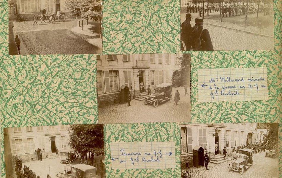 Page d'un album présentant cinq photographies de l'arrivée de politiciens devant une haie d'honneur de militaires. 