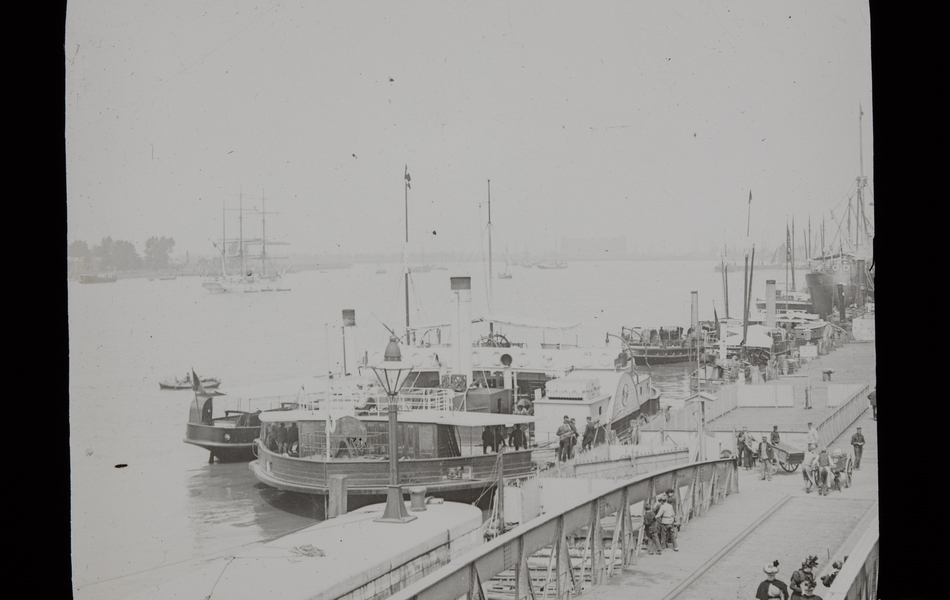 Photographie noir et blanc montrant des bateaux amarrés.