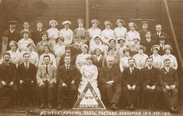 Un groupe d'hommes et de femmes assis en tenue de travail. 