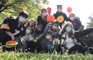 Photographie couleur montrant un groupe de jeunes.