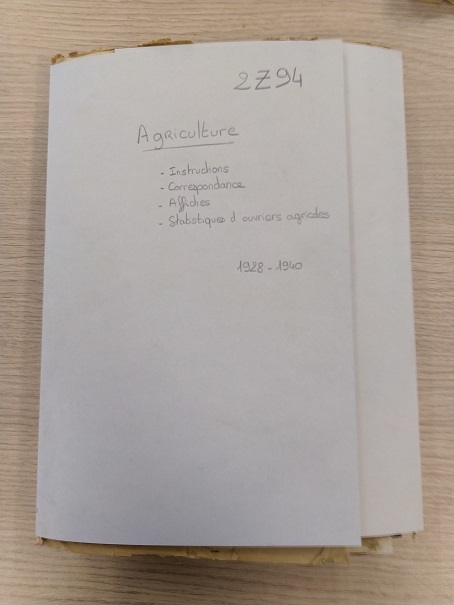 Tas de feuilles papiers dépoussiéré inséré dans une chemise neutre propre avec l'inscription de la référence et de la description sommaire des dits documents.