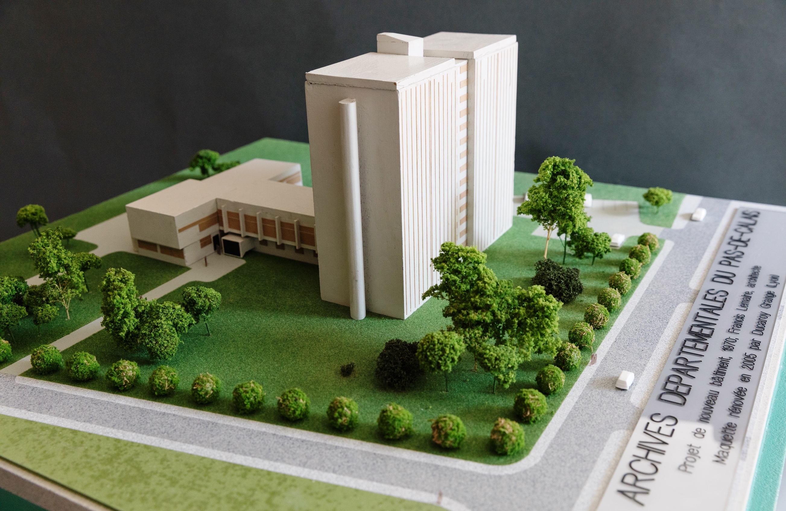 Maquette couleur d'une grande tour annexée à un plus petit bâtiment.