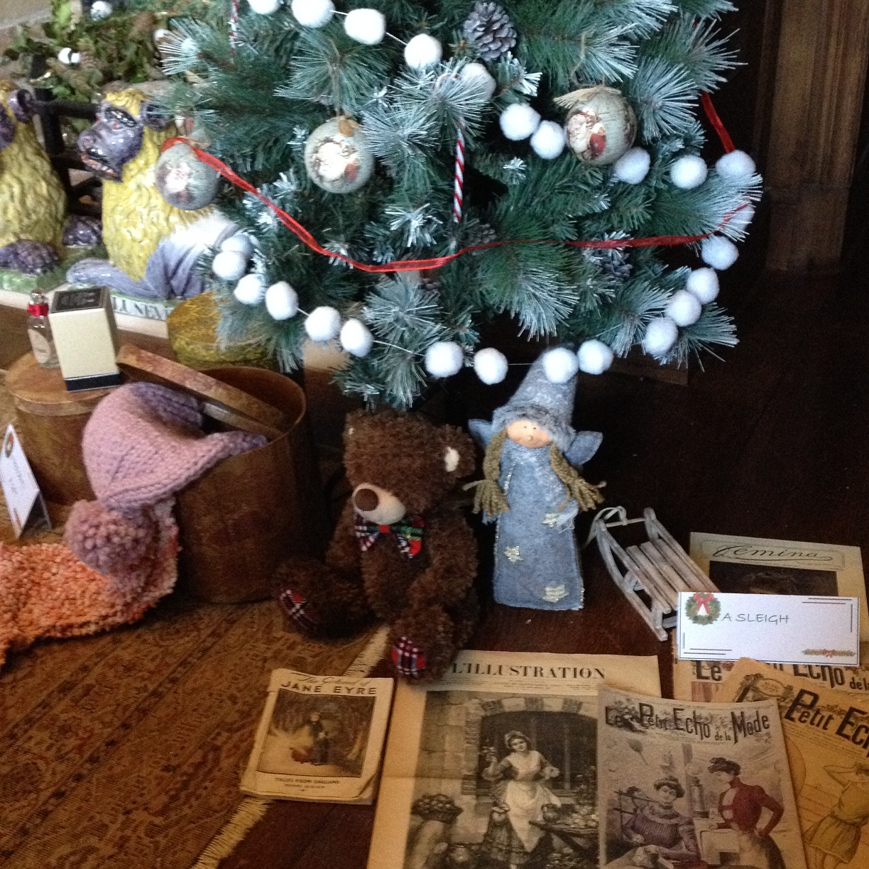 photographie des jouets anciens au pied du sapin, dans le fumoir du château d'Hardelot
