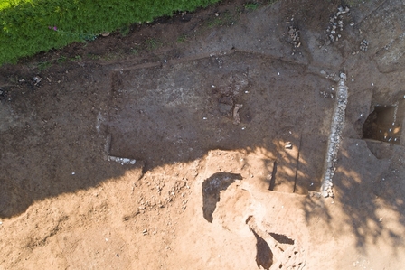 Vue aérienne des vestiges des murs de l’habitation. Jouxtant l’habitation, les vestiges du four de type alandier qui est antérieur à la construction de l’habitation.