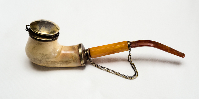 pipe  en écume de mer, métal argenté, carton et percaline